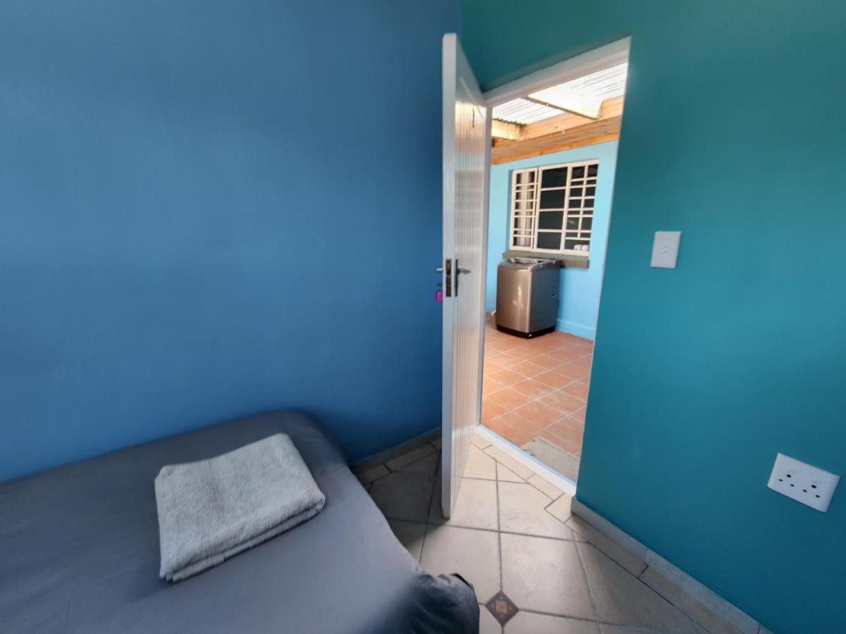 Hasate ,4 St Street Oakdale Belliville South Africa * Kaapstad